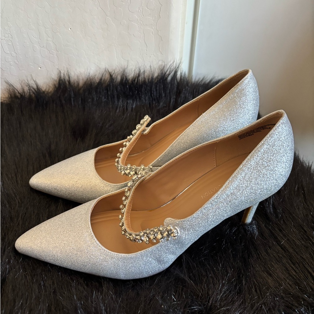 🍾NWOT BCBGeneration Silver Glitter Pointed Heels with Crystal Strap, Size 9.5